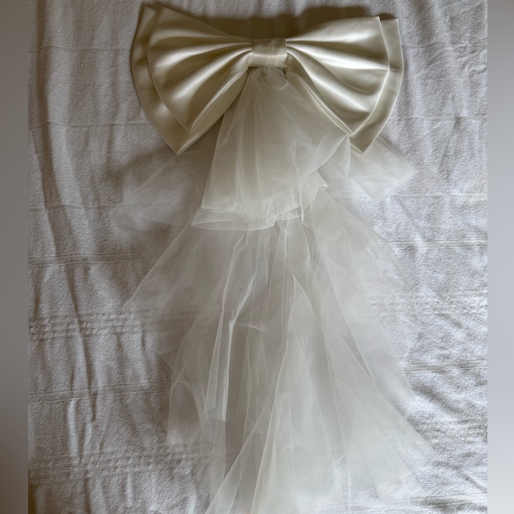 BRIDAL Elegant White Satin Bow with Tulle Bachelorette Bride Accessory Pin